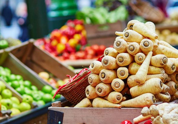 fresh_parnsip_fruit_and_veg_on_farmers_market