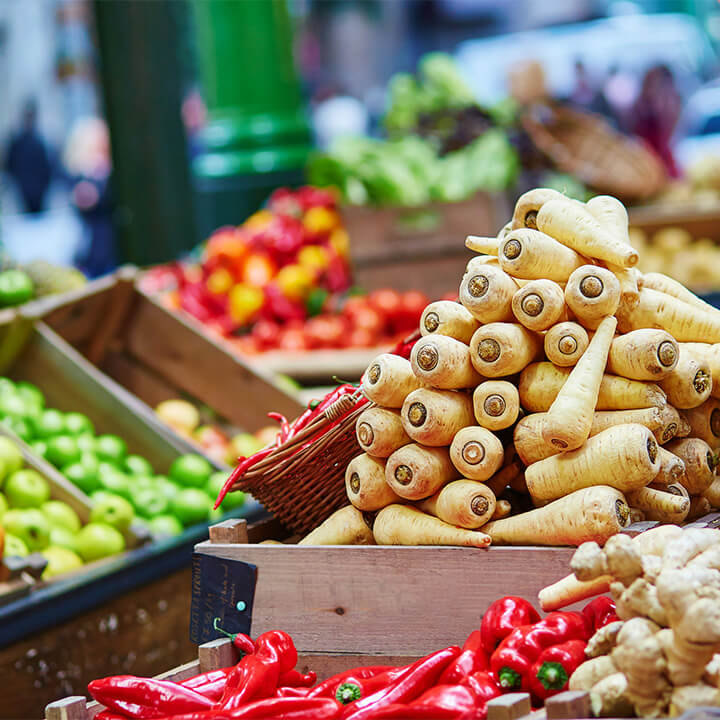 fresh_parnsip_fruit_and_veg_on_farmers_market