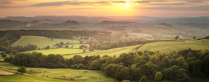 Sunset-over-the-green-hills-countryside-in-England-Dorset-