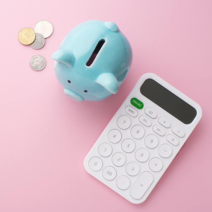 Piggy-bank-calculator-and-coins-on-pink-background